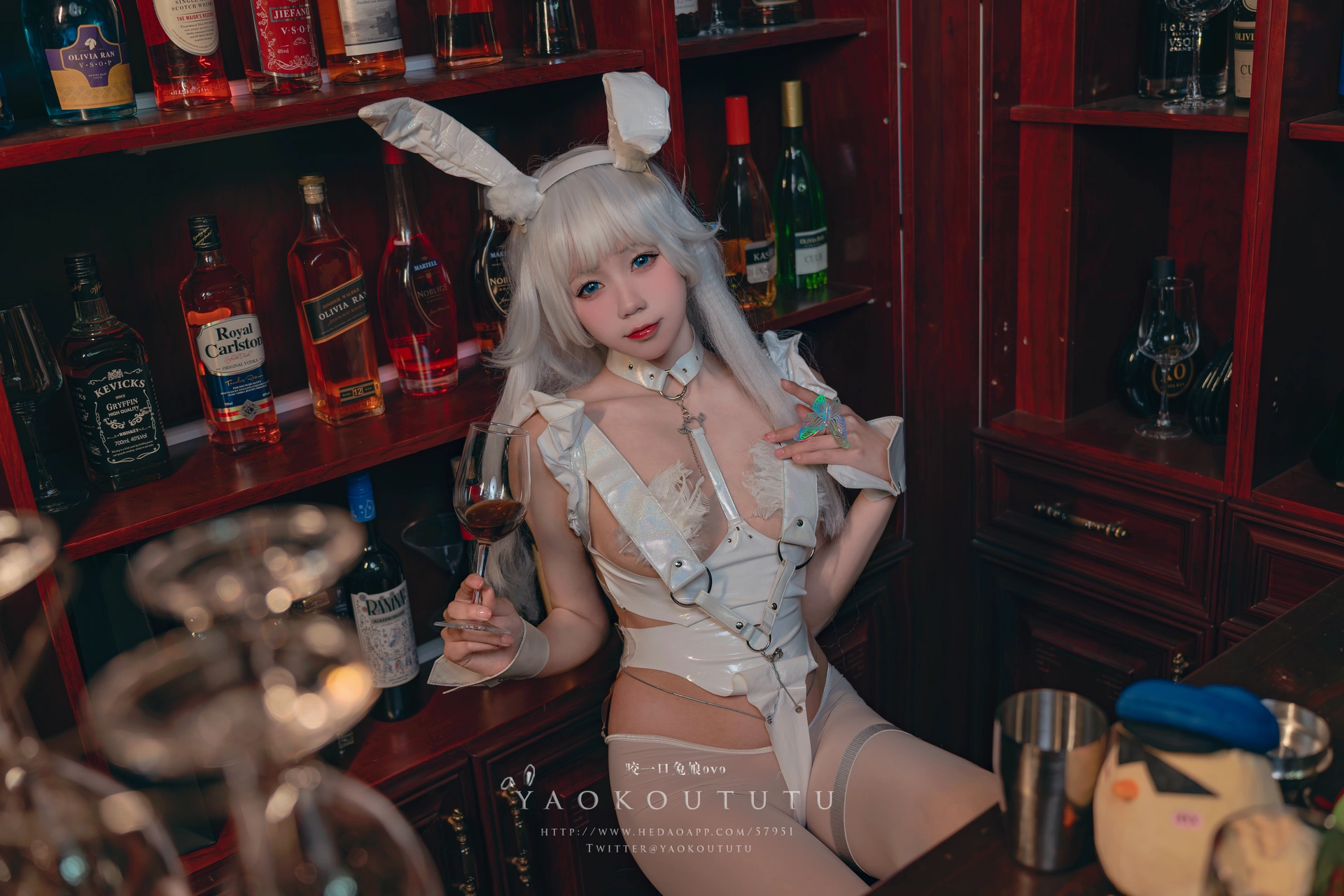 咬一口兔娘(黏黏团子兔) – NO.094 十月T3特典『恶毒酒吧』 1